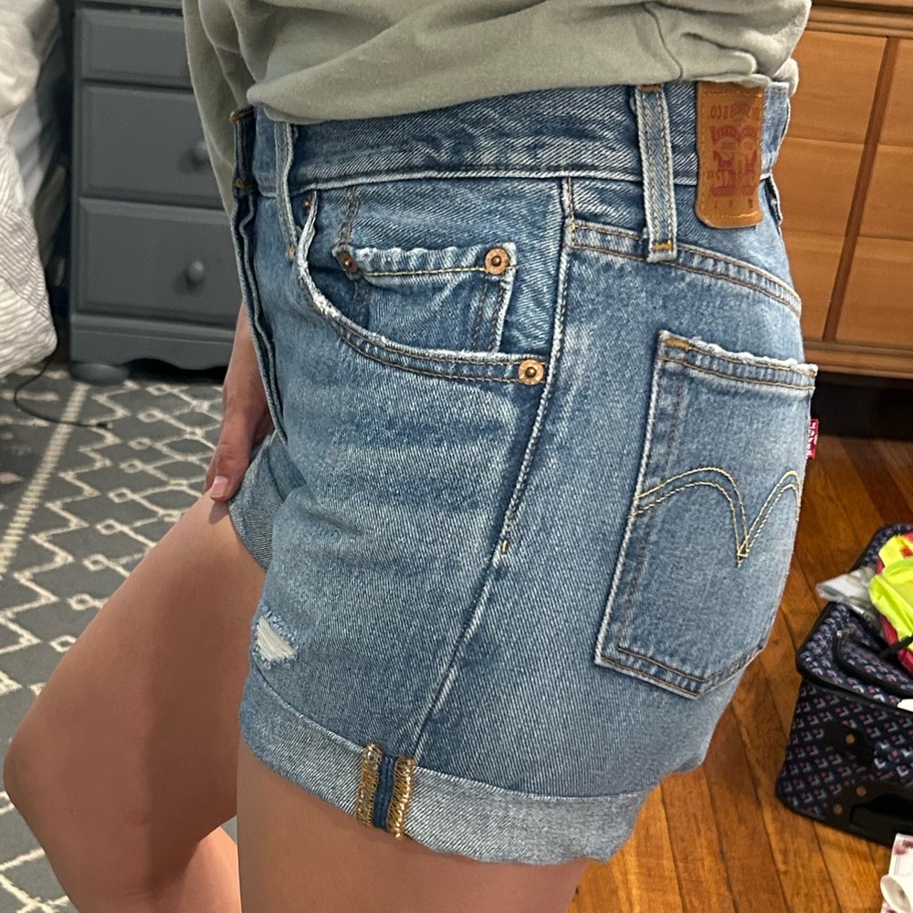 Levi’s cuffed hem blue jean shorts Size 28